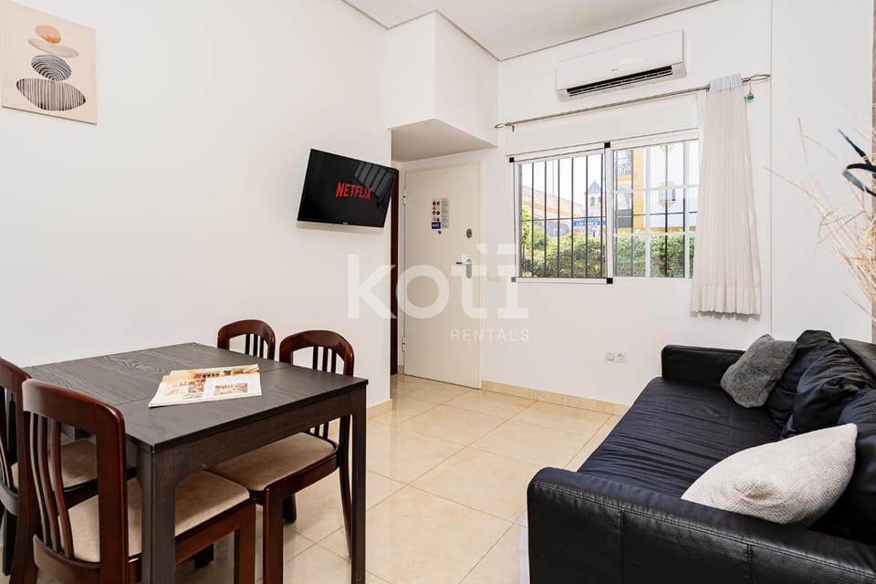 Communal lounge/ TV room, TV and multimedia, Living room, Seating area, Dining area, air conditioner