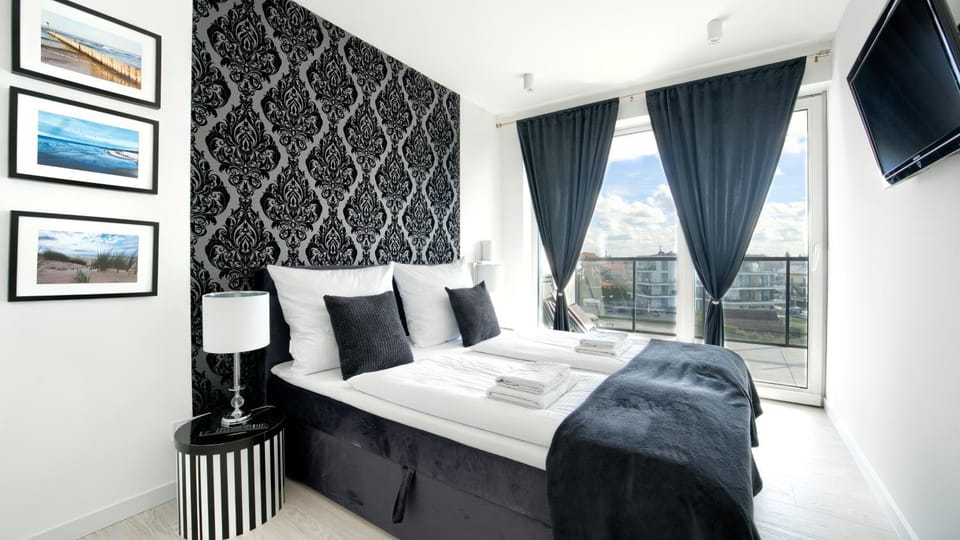 Bed, TV and multimedia, Bedroom