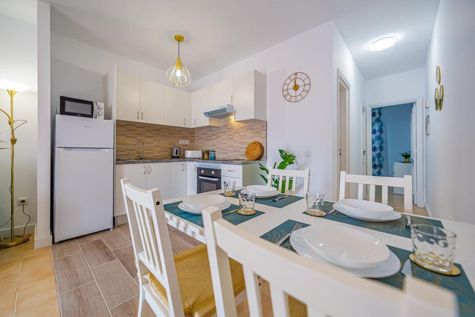 Kitchen or kitchenette, Dining area, minibar, pet friendly