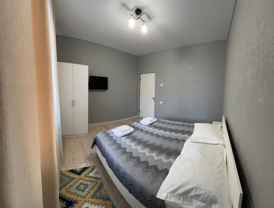 Bed, TV and multimedia, Photo of the whole room, Bedroom, wardrobe