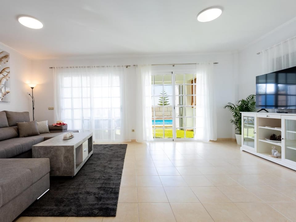 TV and multimedia, Living room, Seating area, Pool view