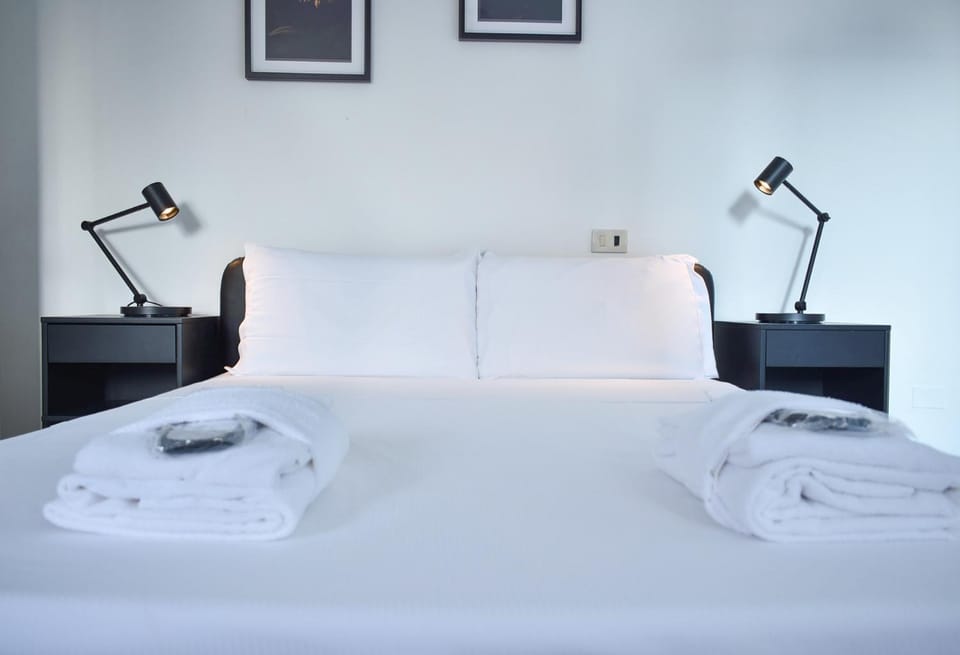 Bed, Bedroom, towels