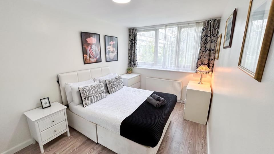 Bed, Other, Photo of the whole room, Decorative detail, Seating area, Bedroom, towels