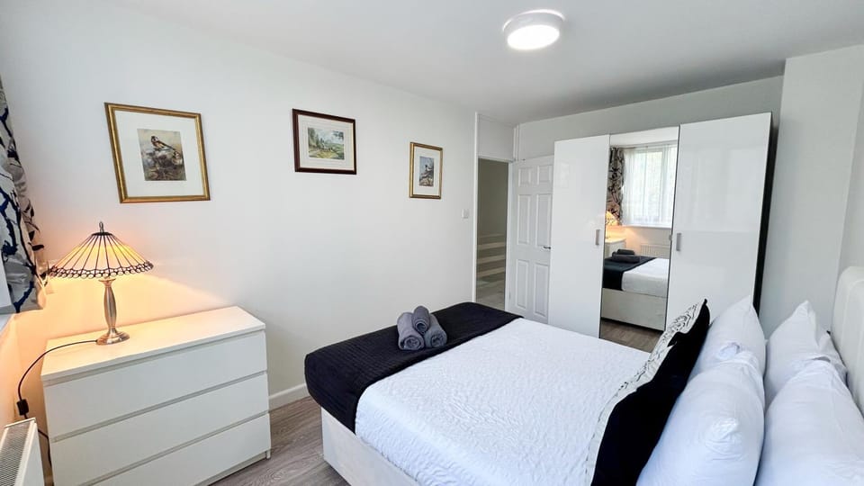 Bed, Other, Photo of the whole room, Decorative detail, Bedroom, towels, wardrobe