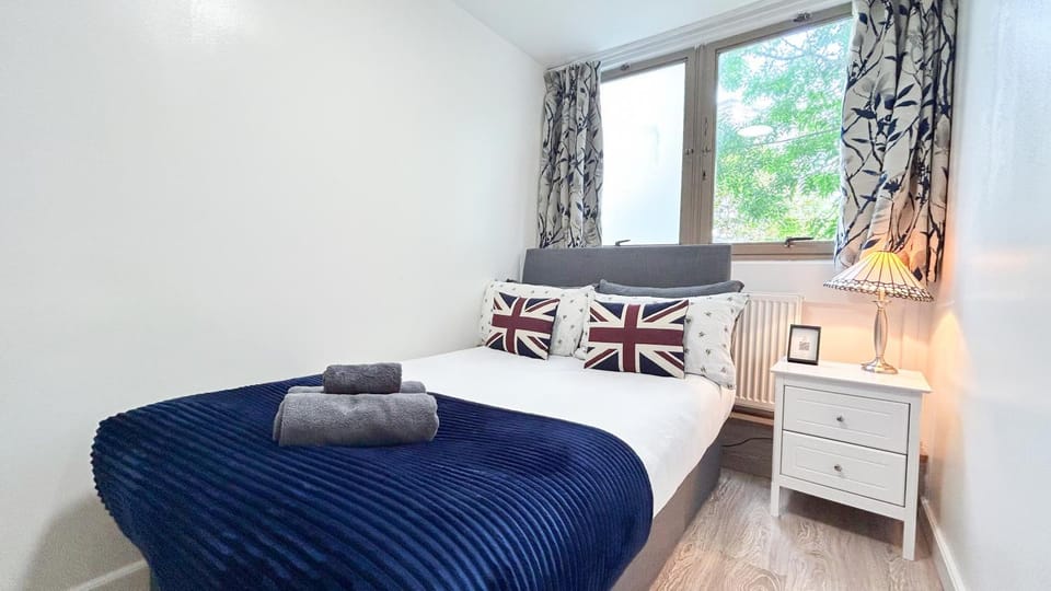 Bed, Other, Photo of the whole room, Bedroom, towels