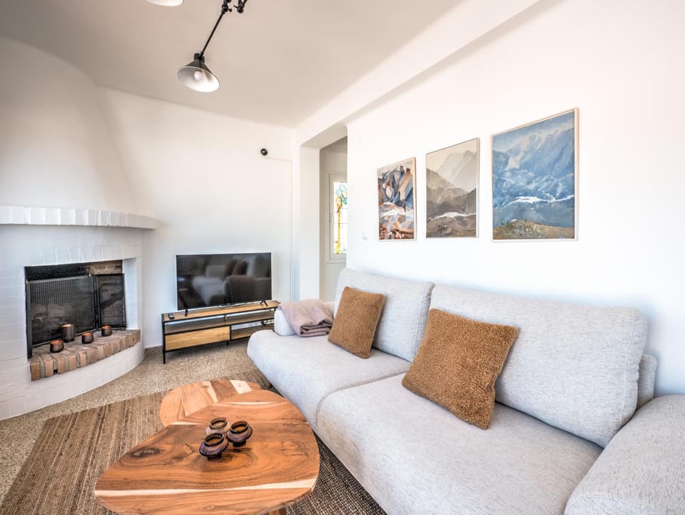 TV and multimedia, Living room, Seating area, flat iron