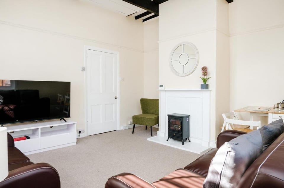 Above The Pub Apartment in Wychavon District