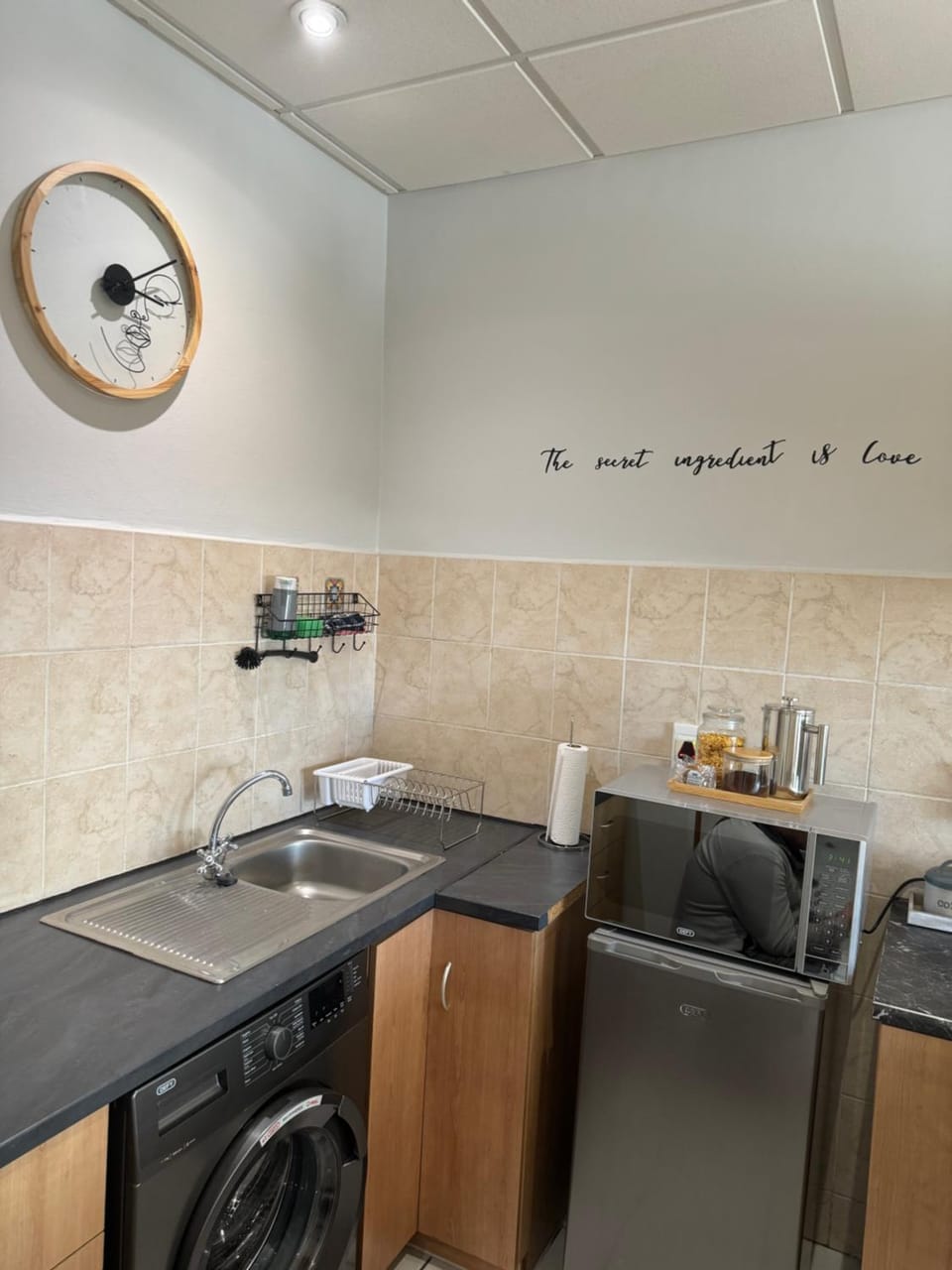 Kitchen or kitchenette, washing machine