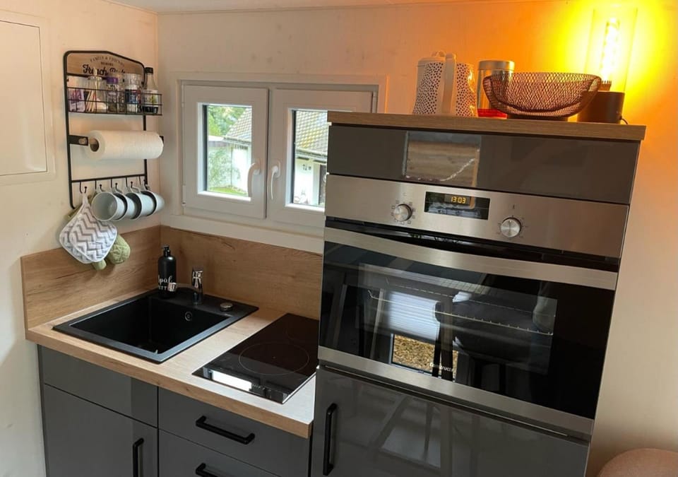 Coffee/tea facilities, Kitchen or kitchenette, dishwasher, pet friendly, stove, kitchen