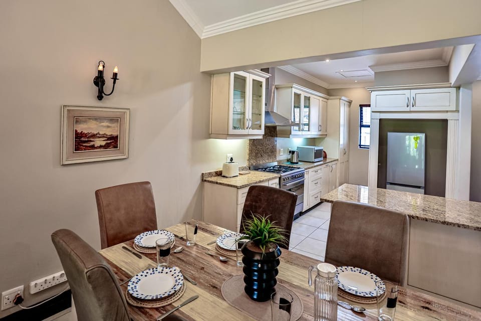 Kitchen or kitchenette, Living room, Seating area, Dining area, minibar, pet friendly, stove