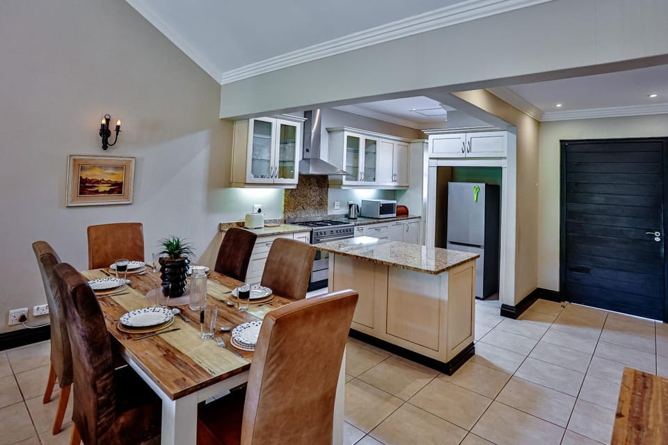 Kitchen or kitchenette, Seating area, Dining area, minibar, pet friendly, stove