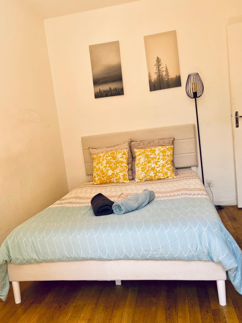 Bed, Photo of the whole room, Bedroom, towels