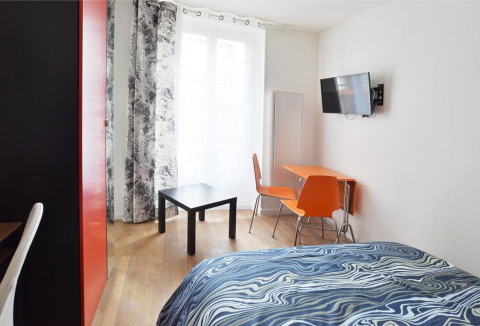 Bed, Seating area