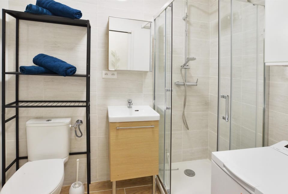 Shower, Toilet, Bathroom, towels
