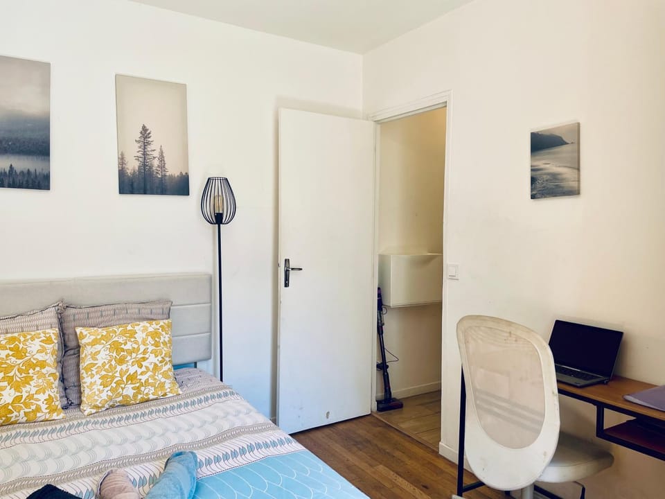 Bed, TV and multimedia, Living room, Photo of the whole room, Seating area, Bedroom, wardrobe