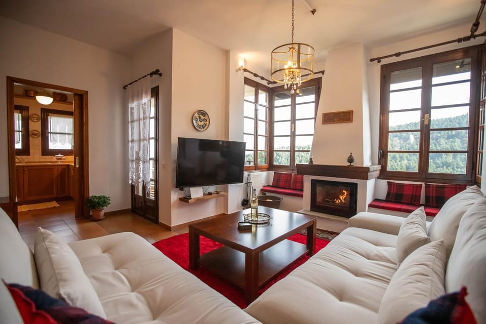 Communal lounge/ TV room, Lake view, Mountain view