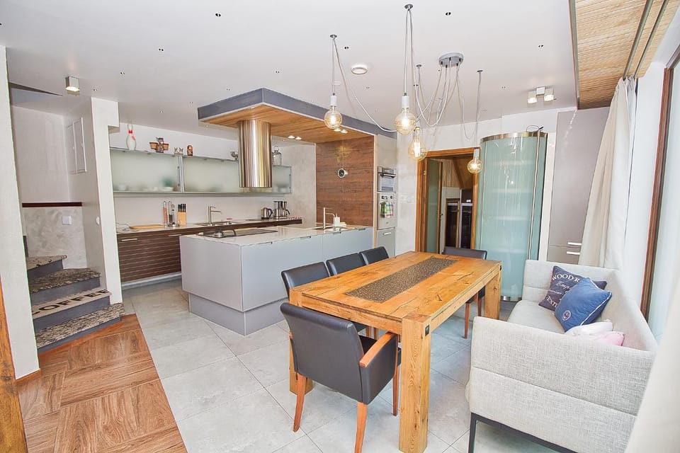Kitchen or kitchenette, Dining area, dishwasher