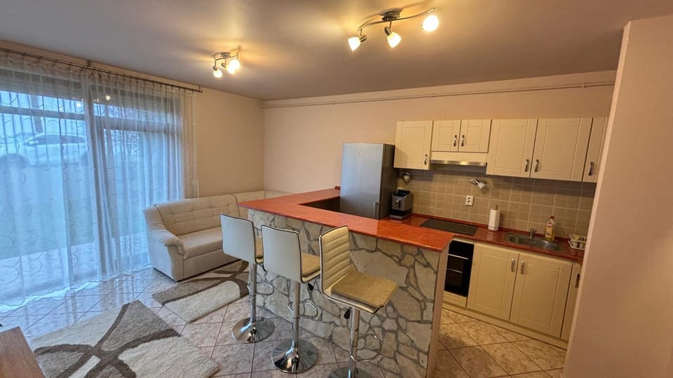 Kitchen or kitchenette, Dining area, pet friendly
