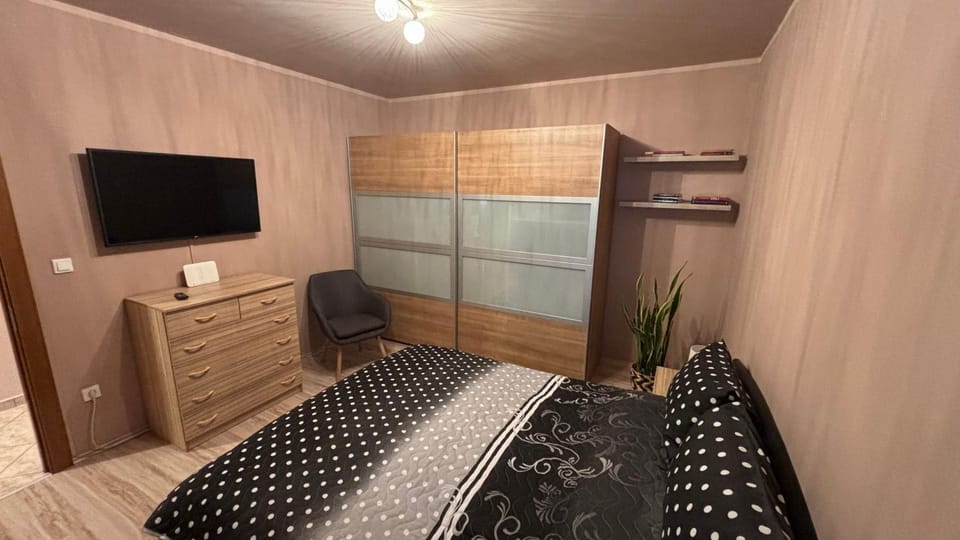Bed, TV and multimedia, Bedroom, wardrobe