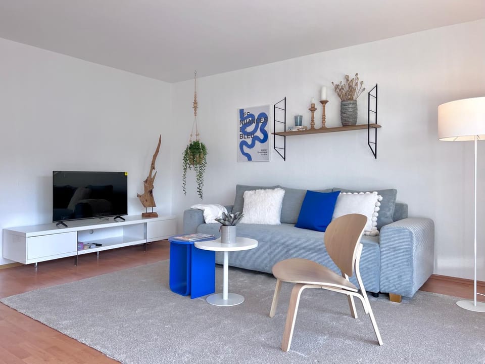 TV and multimedia, Living room, Seating area, Evening entertainment