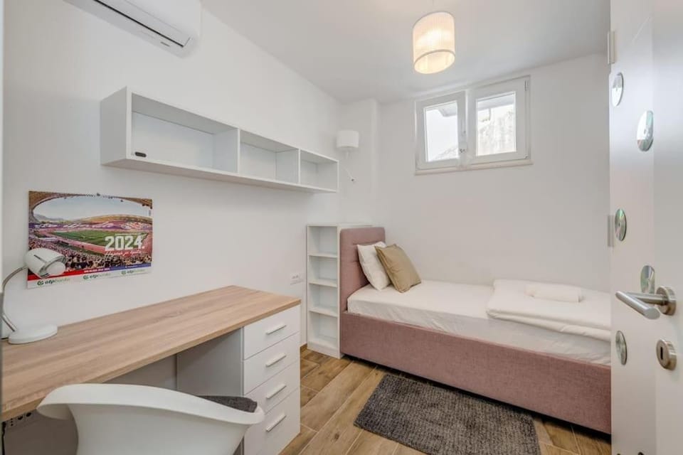 Bed, Bedroom, air conditioner