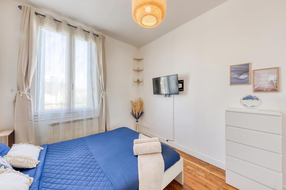 Bed, TV and multimedia, Photo of the whole room, Bedroom