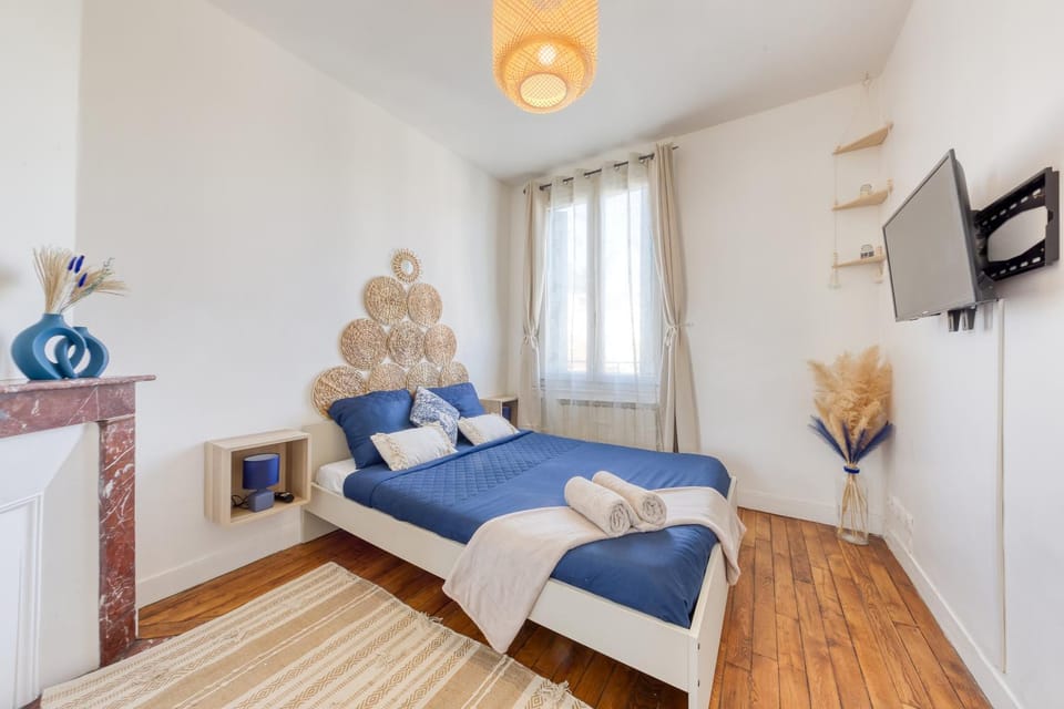 Bed, TV and multimedia, Photo of the whole room, Bedroom