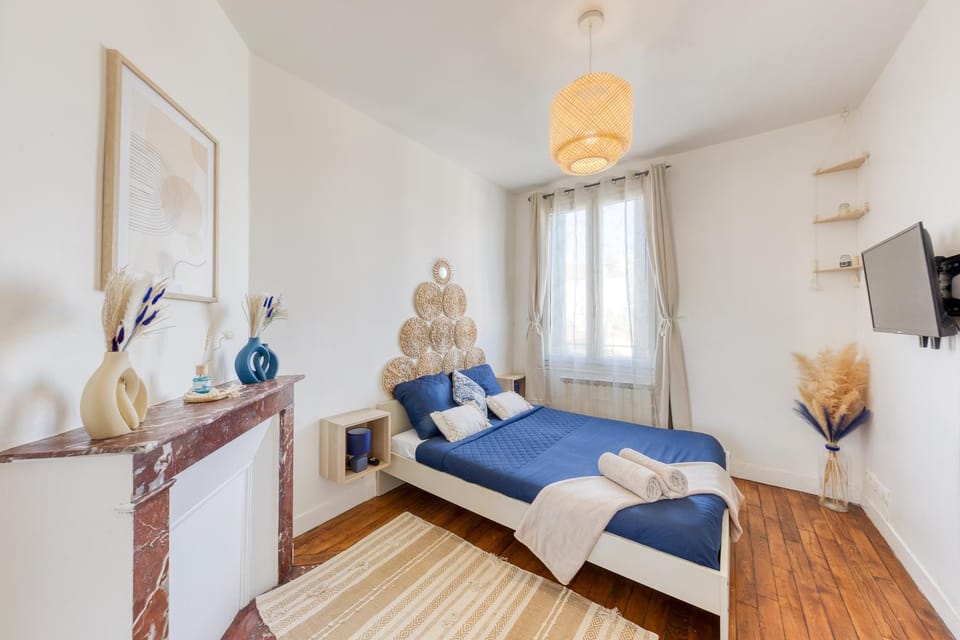 Bed, TV and multimedia, Photo of the whole room, Bedroom