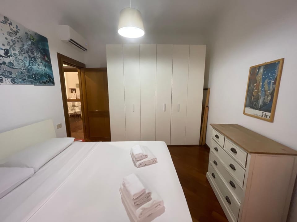 Bed, Kitchen or kitchenette, Photo of the whole room, Decorative detail, Bedroom, towels, wardrobe, air conditioner