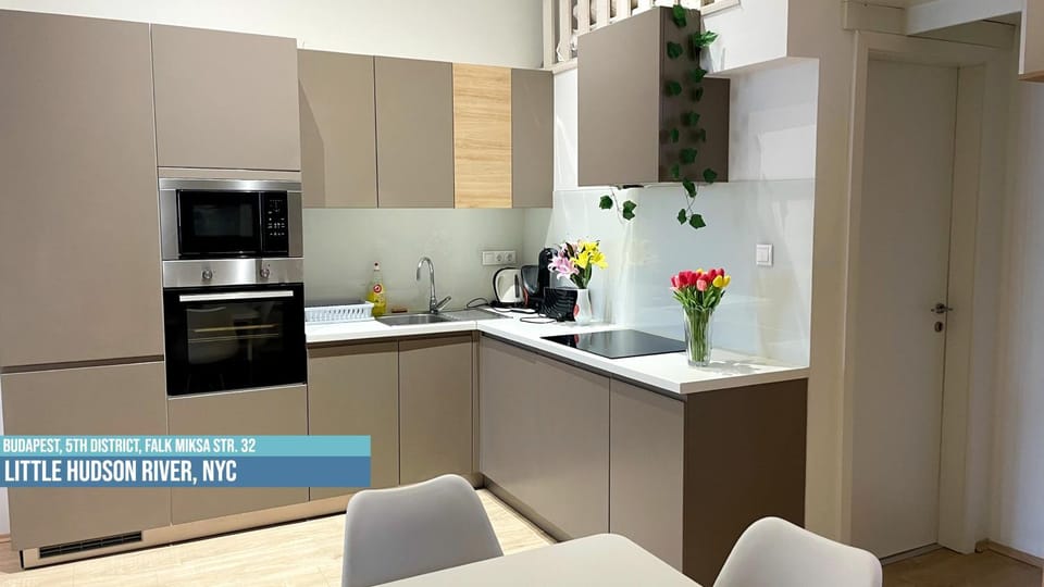 Kitchen or kitchenette, Dining area, minibar, oven, stove
