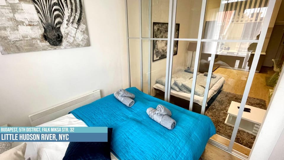 Bed, Living room, Photo of the whole room, Seating area, Bedroom