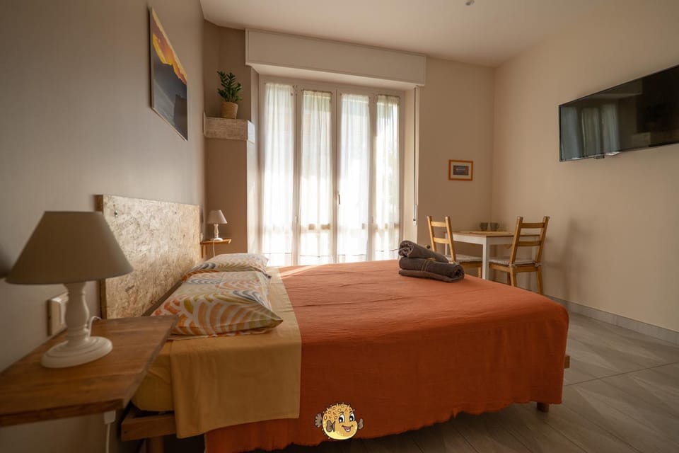 Bed, TV and multimedia, Photo of the whole room, Bedroom