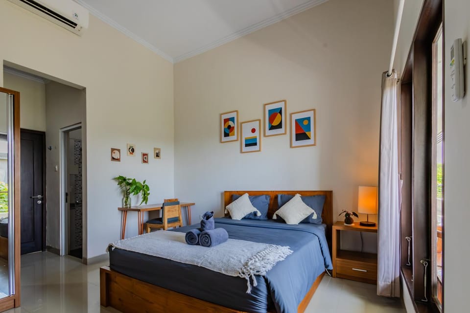 Photo of the whole room, Bedroom