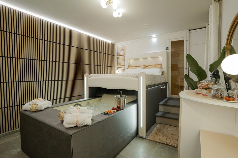 Bed, Hot Tub, Photo of the whole room, Bedroom, towels