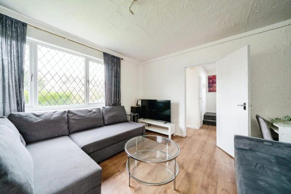 Charming 3BR House With Free Parking and Garden House in Hounslow