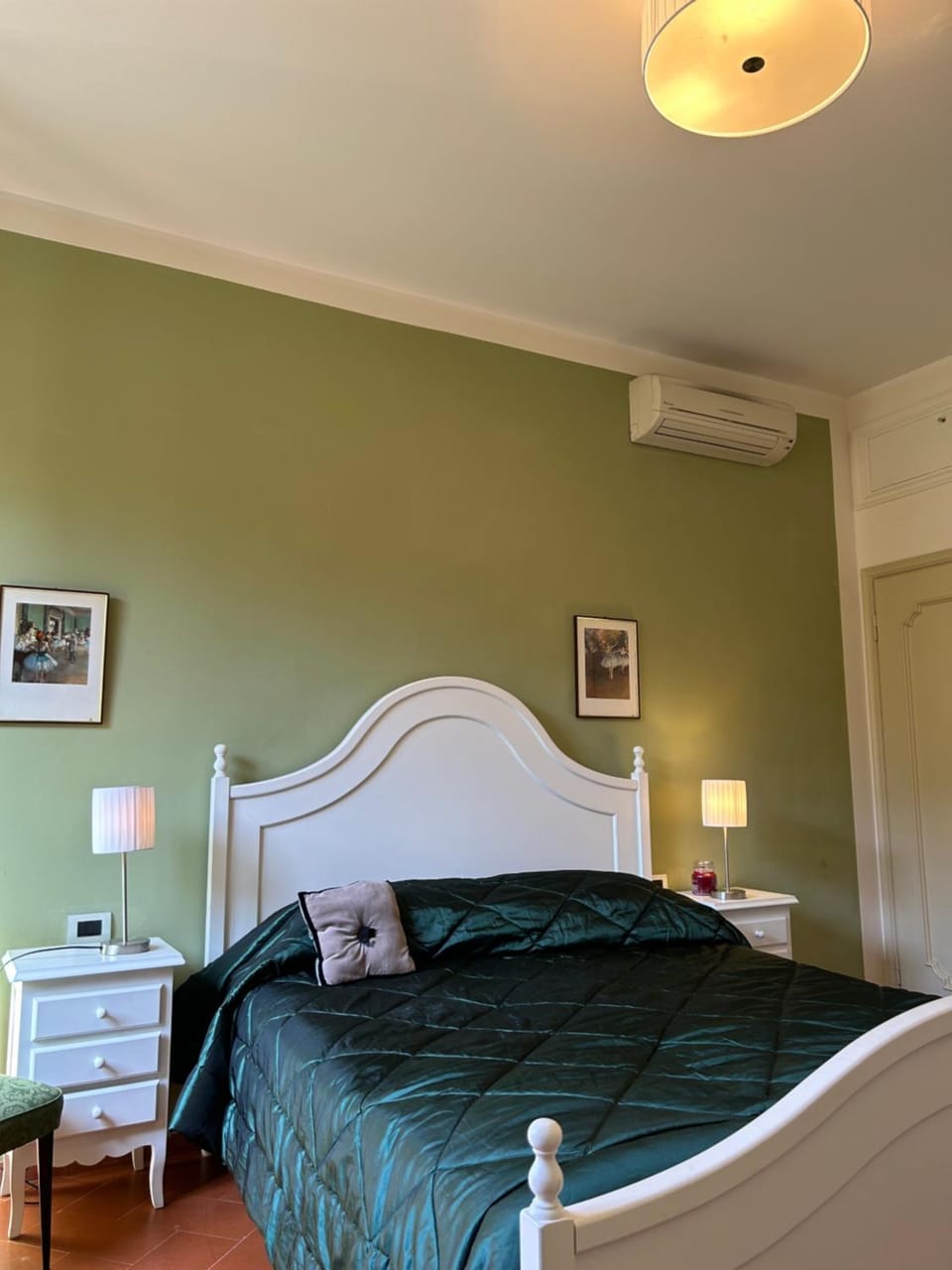 Bed, Photo of the whole room, Bedroom, air conditioner