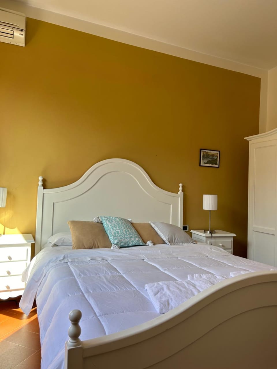 Bed, Photo of the whole room, Bedroom, air conditioner