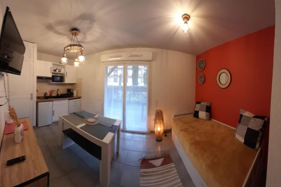 Bed, TV and multimedia, Living room, Seating area, Dining area, minibar