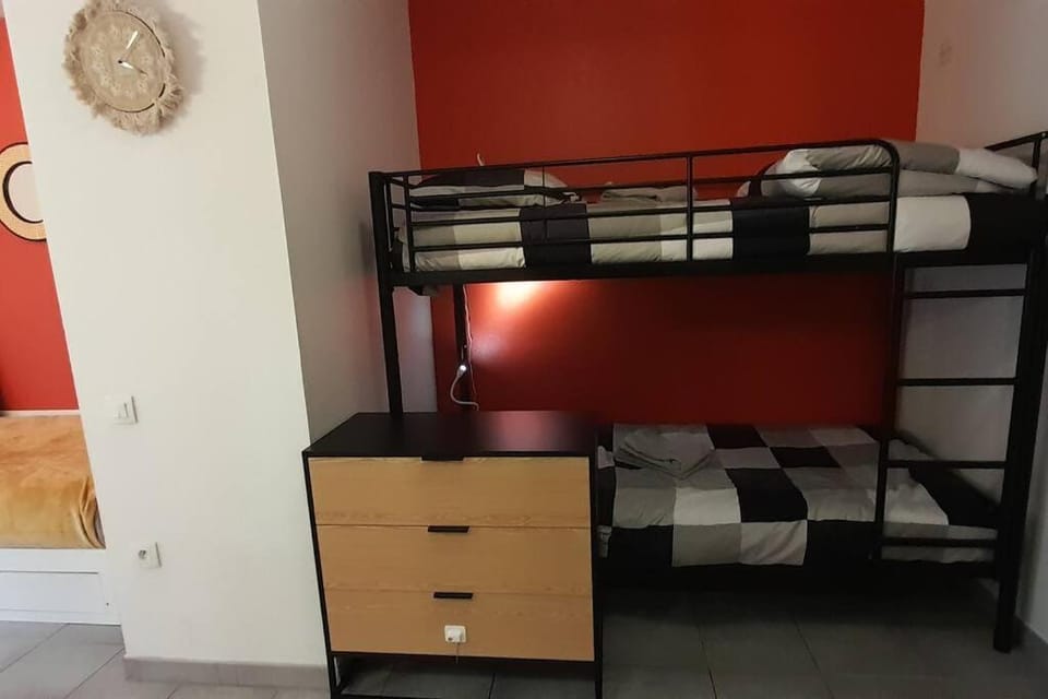 Bed, Photo of the whole room, Bedroom, bunk bed, towels