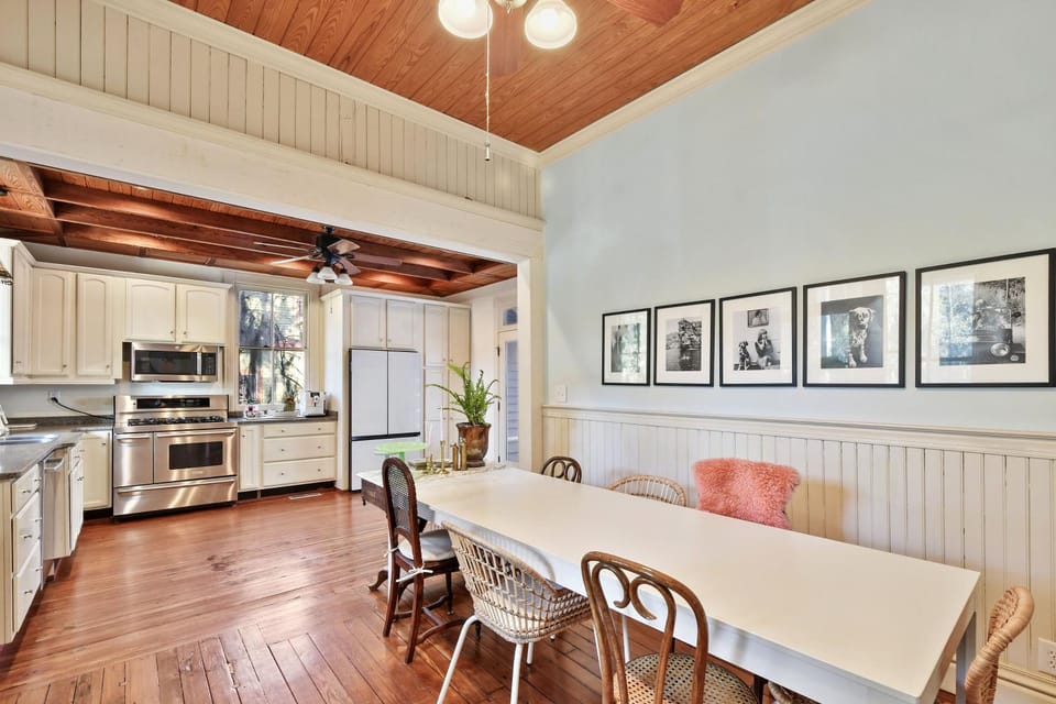 Kitchen or kitchenette, Dining area