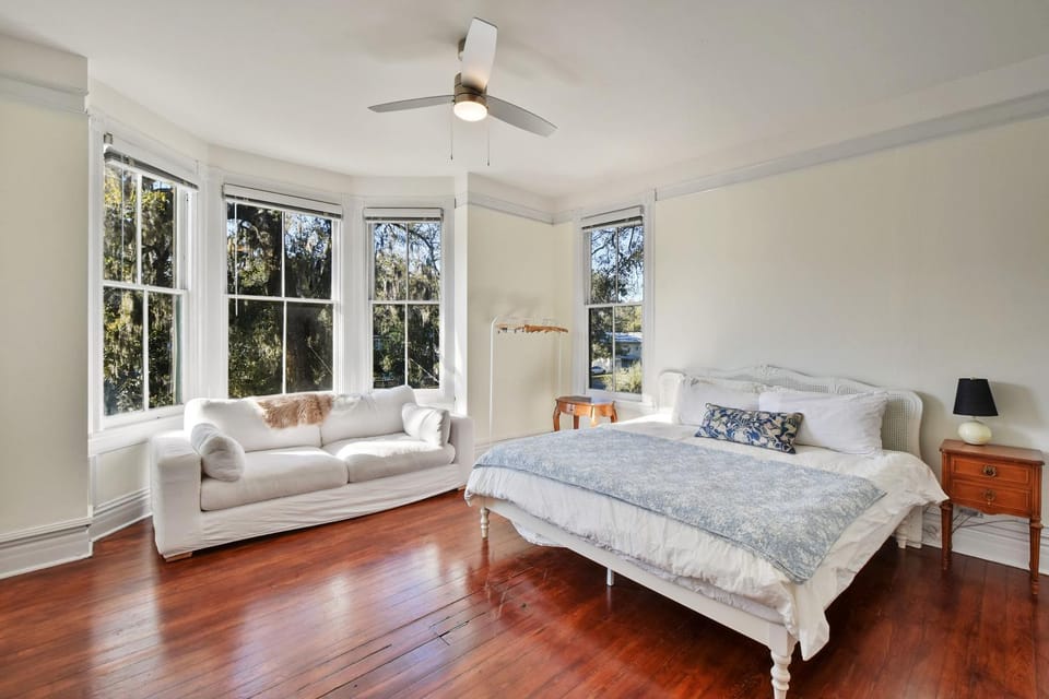 Bed, TV and multimedia, Photo of the whole room, Seating area, fireplace