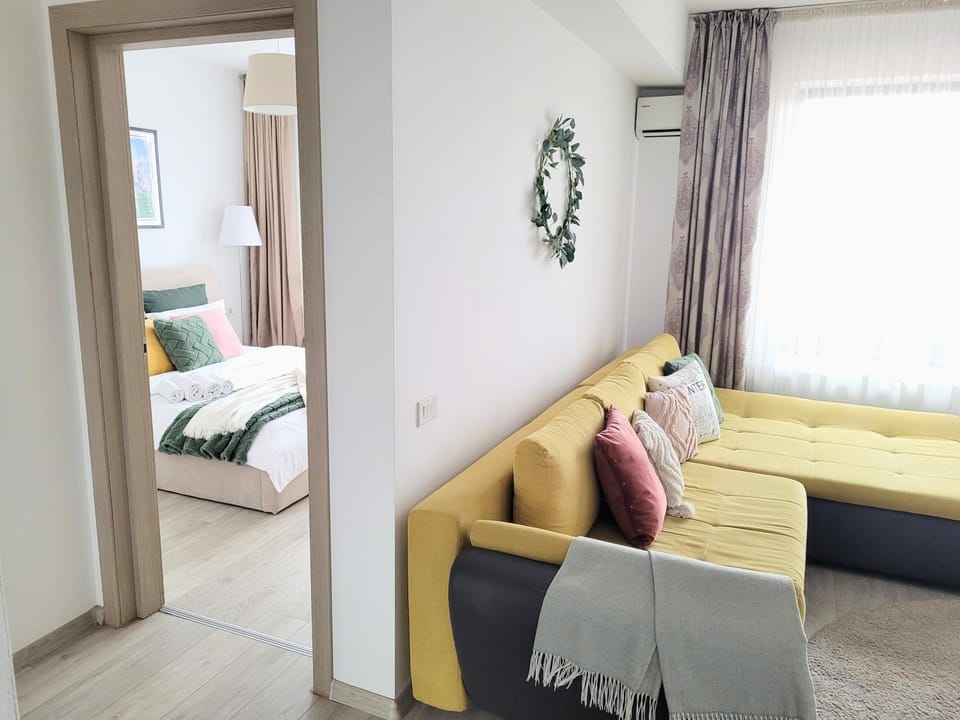 Bed, TV and multimedia, Living room, Photo of the whole room, Seating area, Bedroom