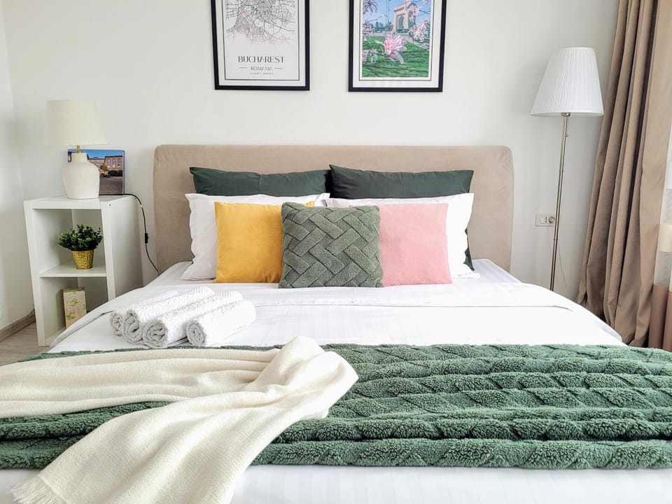 Bed, Photo of the whole room, Decorative detail, Bedroom, towels