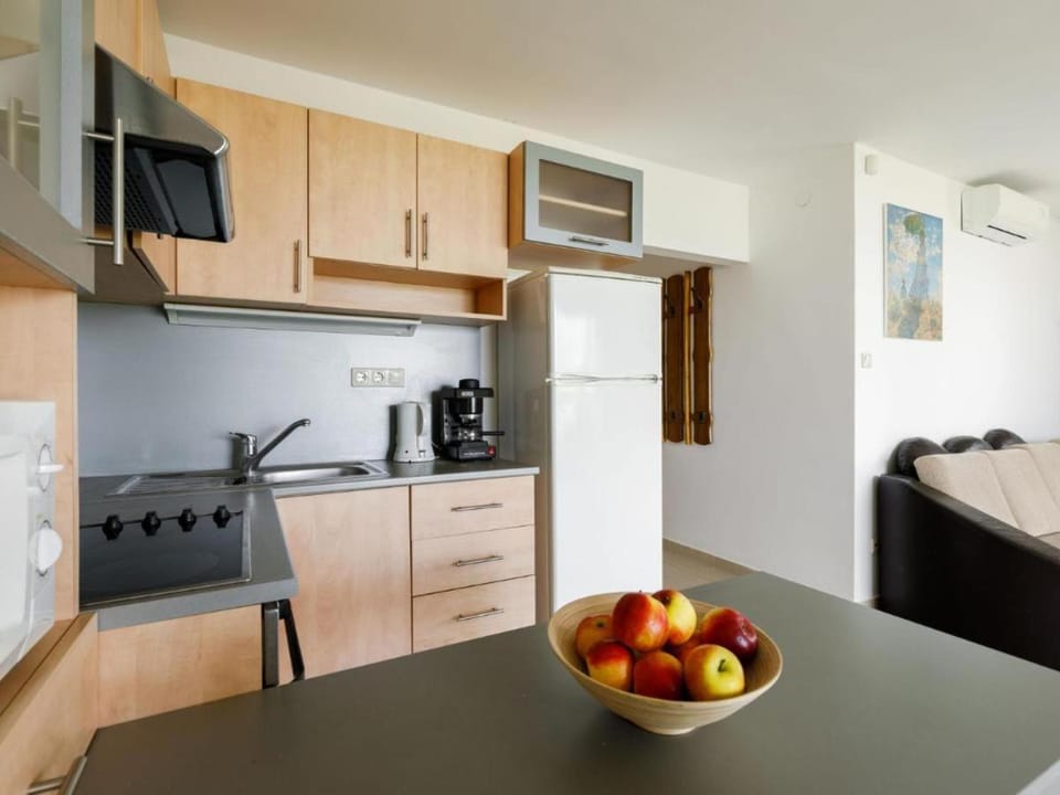 Kitchen or kitchenette, minibar