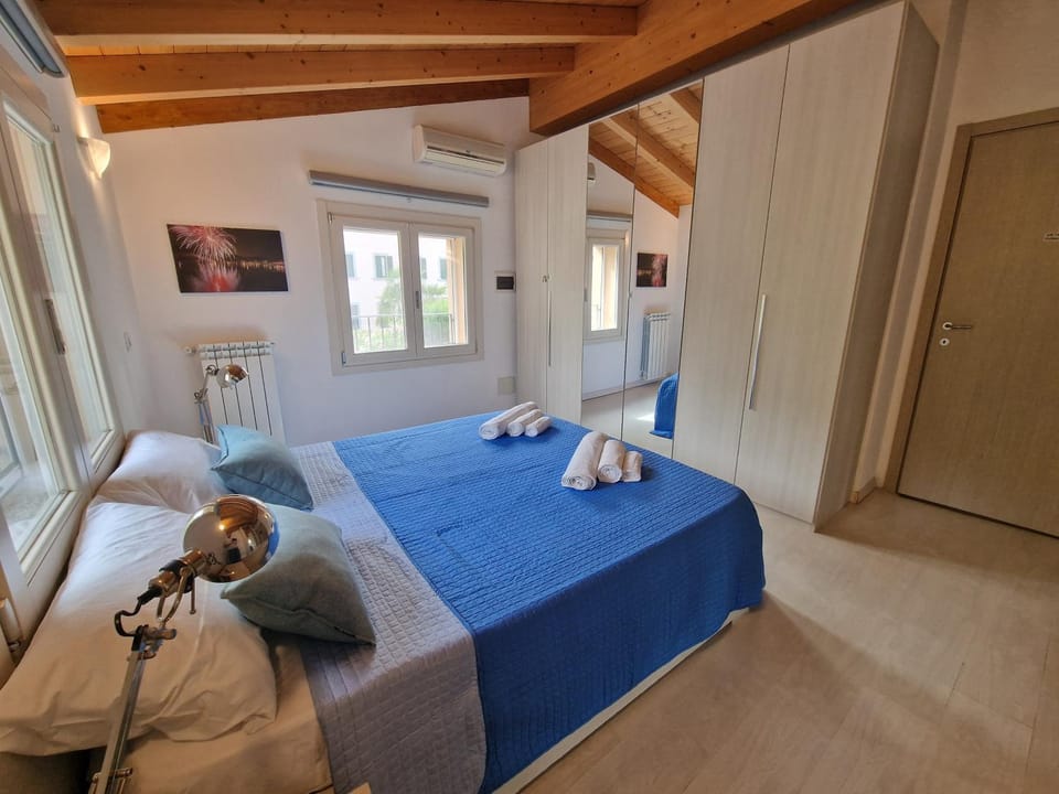 Bed, Photo of the whole room, Bedroom, air conditioner