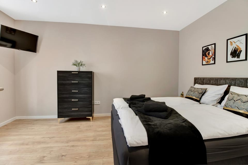 Bed, TV and multimedia, Photo of the whole room, Bedroom