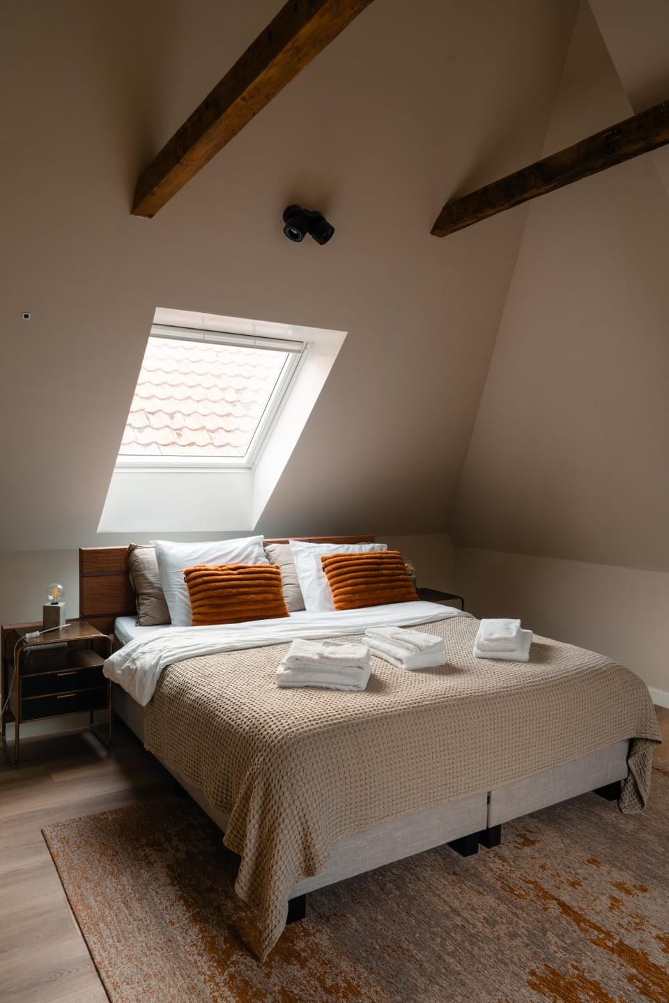 Bed, towels