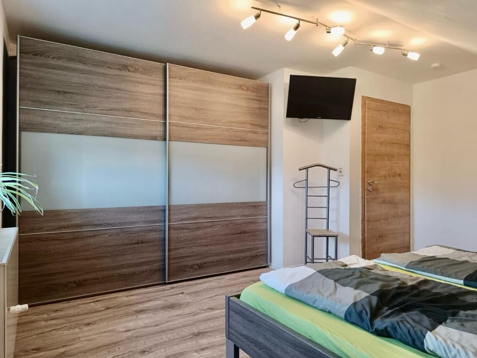 Bed, TV and multimedia, Photo of the whole room, wardrobe