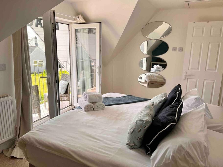 Bed, Balcony/Terrace, Bedroom