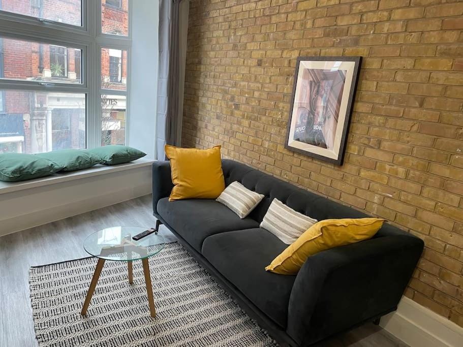 Stunning 1 bed central flat Apartment in Woking